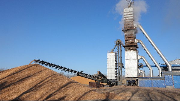 烘糧噸成本降至28元！300噸烘干塔用上秸稈直燃熱風(fēng)爐，相比燃煤一天節(jié)省一萬六！